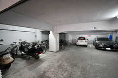 駐輪場と駐車場の様子。(2020-05-21,共用部,GARAGE,1F)