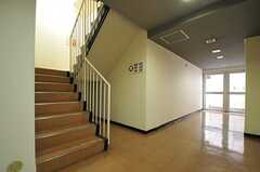 階段の様子。シェアハウスは2Fの一室です。(2013-04-25,共用部,OTHER,1F)