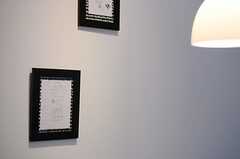 壁にはオーナーご夫婦のお子さんの絵も飾られています。(2013-04-25,共用部,LIVINGROOM,2F)