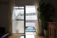 掃き出し窓からベランダに出られます。(2013-04-25,共用部,LIVINGROOM,2F)