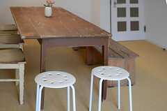 ダイニングテーブルは専用のパーツを取り付けて、横幅を広くすることができます。(2013-04-25,共用部,LIVINGROOM,2F)