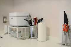 作業台の一角に、キッチン家電や調理器具が置かれています。(2013-04-25,共用部,KITCHEN,2F)