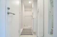 脱衣室の様子。左手前のドアはトイレです。(2013-04-25,共用部,BATH,2F)