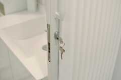 トイレ側と脱衣室はカーテンで仕切ることができます。(2013-04-25,共用部,BATH,2F)