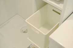 洗面台脇の棚には、バスタオルなどを置けるボックスが置かれています。(2013-04-25,共用部,BATH,2F)