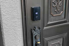 玄関はカードキーで解錠できます。(2021-07-27,周辺環境,ENTRANCE,1F)