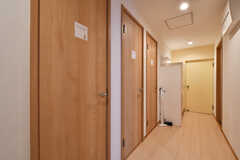 廊下の様子。左手前のドアがトイレ、一番奥のドアがバスルームです。(2021-07-27,共用部,OTHER,1F)