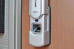 玄関の鍵は指紋認証タイプです。(2012-09-14,周辺環境,ENTRANCE,1F)