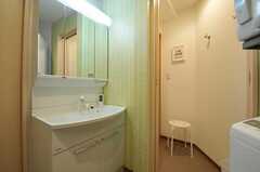 洗面台の隣にはシャワールームがありあます。(2012-09-14,共用部,OTHER,1F)