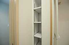 各部屋ごとにバスグッズなどを置いておける棚があります。(2012-09-14,共用部,BATH,1F)