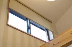 上部にある窓には下から調整できるようロールカーテンが付いています。（202号室）(2012-09-14,専有部,ROOM,2F)
