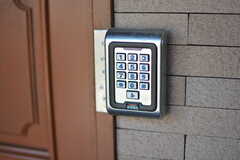 玄関の鍵はナンバー式のオートロック。(2022-01-07,周辺環境,ENTRANCE,1F)