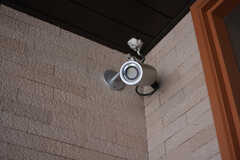 玄関には防犯カメラが設置されています。(2022-01-07,周辺環境,ENTRANCE,1F)