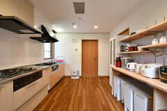 キッチンの様子3。廊下とダイニングにそれぞれつながるドアがあります。(2022-01-07,共用部,KITCHEN,1F)