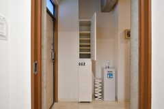 地下1階の入居者さん用の靴箱。玄関ドアを開けると自転車置き場に出られます。(2022-01-07,周辺環境,ENTRANCE,-1F)