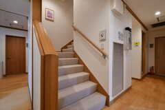 階段の様子。2階への階段は2箇所あり、2階では直接行き来できない間取りです。(2022-01-07,共用部,OTHER,1F)
