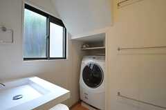 洗面台の対面には、洗濯機が設置されています。(2013-08-14,共用部,LAUNDRY,1F)