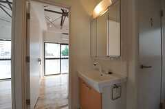 廊下の様子。洗面台が設置されています。(2013-08-14,共用部,OTHER,2F)