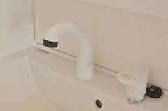 洗面台にはシャワー水栓が設置されています。(2013-08-14,共用部,OTHER,2F)