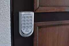 玄関の鍵はナンバー式のオートロック。(2022-03-03,周辺環境,ENTRANCE,5F)