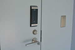 玄関の鍵はナンバー式のオートロック。(2021-04-07,周辺環境,ENTRANCE,1F)