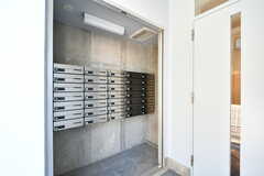 玄関前には部屋ごとに分かれた郵便受けが設置されています。(2021-04-07,周辺環境,ENTRANCE,1F)