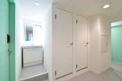 廊下に設置された洗面台。白いドアの先はトイレです。(2021-04-07,共用部,WASHSTAND,5F)