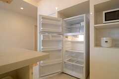 大型の冷蔵庫は2台設置されています。(2013-02-21,共用部,KITCHEN,)