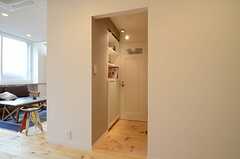 トイレの入り口には本棚が設置されています。(2013-02-21,共用部,TOILET,)