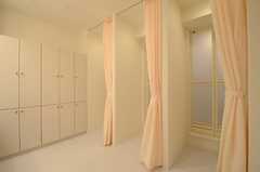 洗面台の対面にはシャワールームが3室設けられています。(2013-02-21,共用部,BATH,)