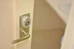 ランドリー対面にあるバスルームの様子。専用のカードキーで解錠して入室します。(2013-02-21,共用部,BATH,)