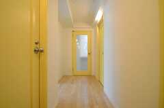 廊下を振り向けばこんな感じ。正面にパウダールームがあります。(2013-02-21,共用部,OTHER,2F)