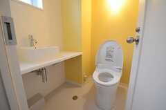 トイレの様子。洗面台も設置されています。(2013-02-21,共用部,OTHER,2F)