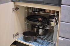 フライパンや鍋類はコンロ下に収納されています。(2021-01-08,共用部,KITCHEN,7F)