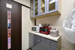 キッチン家電の様子。下の棚は部屋ごとに使える収納スペースです。(2021-01-08,共用部,KITCHEN,7F)