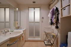 脱衣室の様子。洗面台と洗濯機が設置されています。(2021-01-08,共用部,BATH,7F)