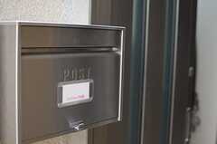 ドア脇に設置されたポストの様子。(2013-05-23,周辺環境,ENTRANCE,1F)