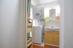脱衣スペースの手前には、洗濯機＆乾燥機と洗面台が設置されています。(2013-05-23,共用部,BATH,2F)