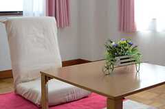 各部屋にはテーブルと座椅子が備え付けられています。（301号室）(2013-05-23,専有部,ROOM,3F)
