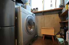 ドラム式の洗濯機の様子。(2011-05-12,共用部,LAUNDRY,3F)