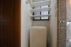 洗面台の対面には洗濯機が設置されています。(2013-04-19,共用部,LAUNDRY,1F)