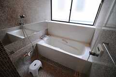 バスルームの様子。モザイクタイルが可愛らしい雰囲気。(2013-04-19,共用部,BATH,1F)