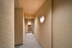 廊下の様子。突き当たりはカフェスペースです。(2022-10-12,共用部,OTHER,1F)