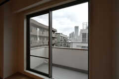 掃き出し窓からベランダに出られます。（405号室）(2022-10-12,専有部,ROOM,4F)