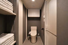 ウォシュレット付きトイレの様子。モデルルームです。（410号室）(2022-10-12,専有部,ROOM,4F)