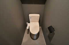 ウォシュレット付きトイレの様子。（502号室）(2022-10-12,専有部,ROOM,5F)
