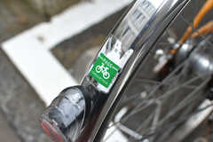 駐輪する際は、自転車に専用パスを貼付します。(2022-10-12,共用部,GARAGE,1F)