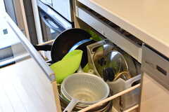 キッチントップの下は共用のボウルや鍋が収納されています。(2017-08-07,共用部,KITCHEN,1F)