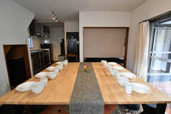 向かい合って食器を並べても、テーブルの幅に余裕があります。(2020-12-17,共用部,LIVINGROOM,1F)