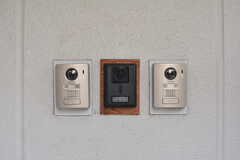カメラ付きインターホンは3つ並んでいます。(2022-09-29,周辺環境,ENTRANCE,1F)